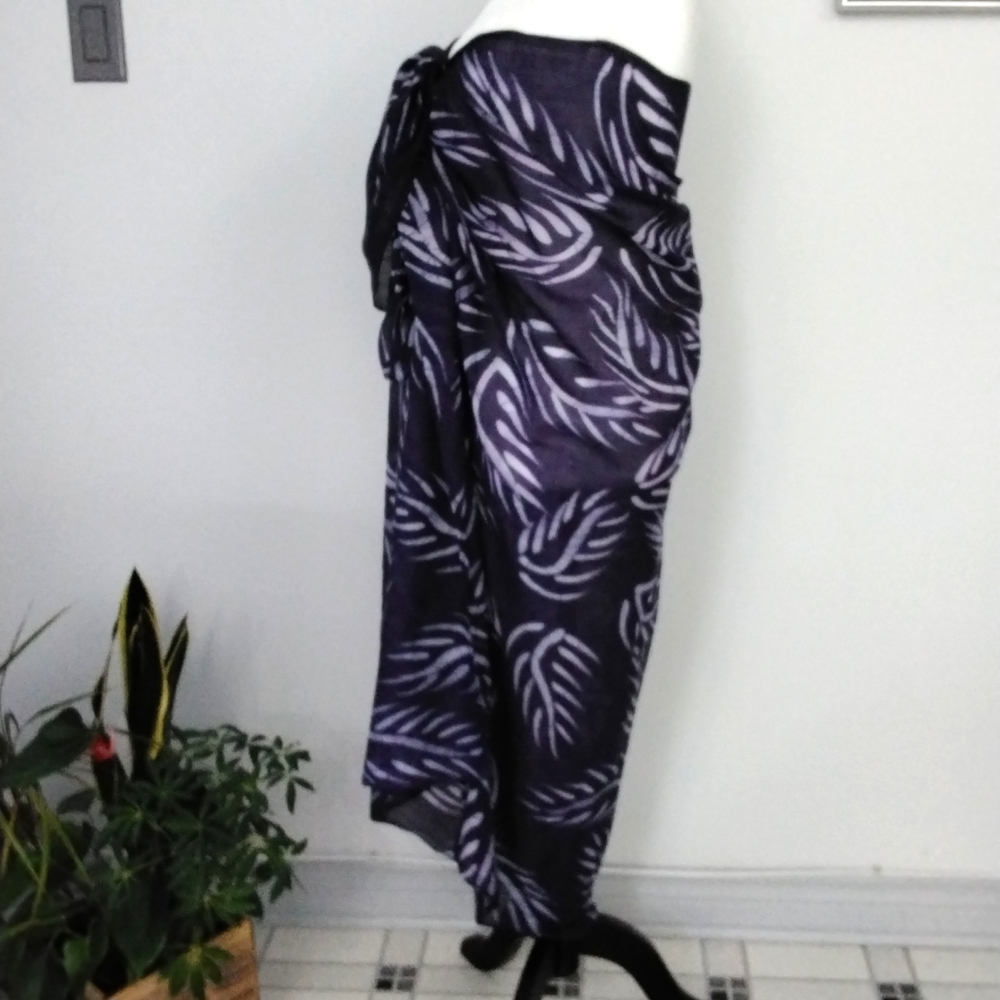 Vintage Batik ladies sarong, 64" x 43" - Picture 4 of 5